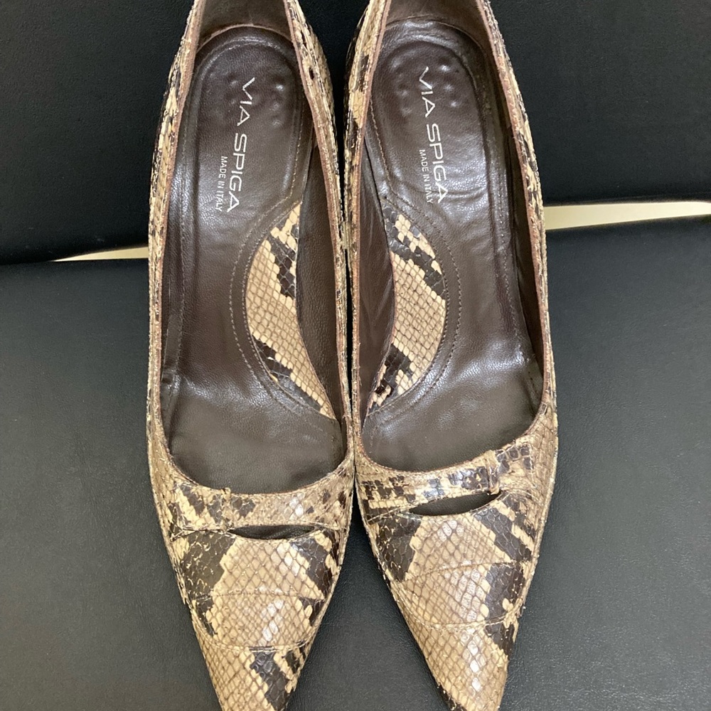 Two tone color shoe. 4 inch high heel. Size 9 M